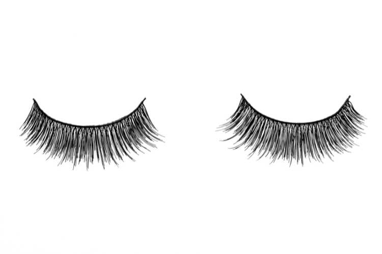remove fake eyelashes without ruining your real ones